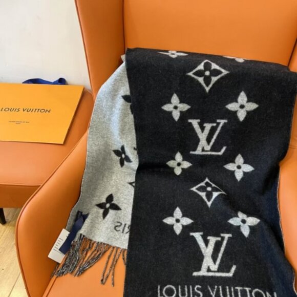 Reversible Wool Scarf - Picture 3 of 9